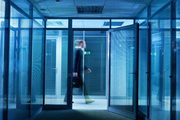 自信的探员沿着走廊移动图片下载