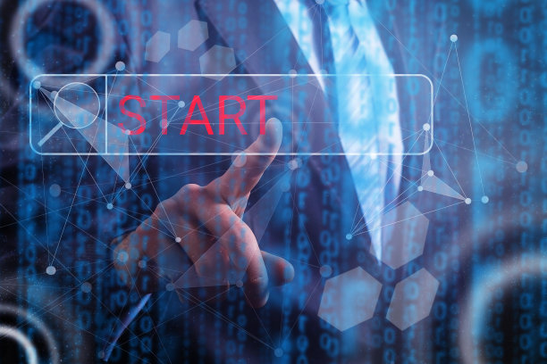 近距离肖像的商人的fonger按下一个虚构的开始按钮，它对应图片下载