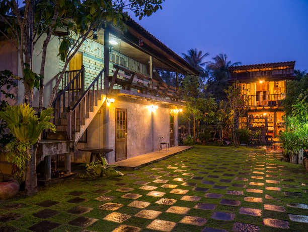在雨天的黄昏与绿色庭院格子的复古度假村素材图片