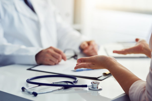 病人向医生咨询他的问题素材图片