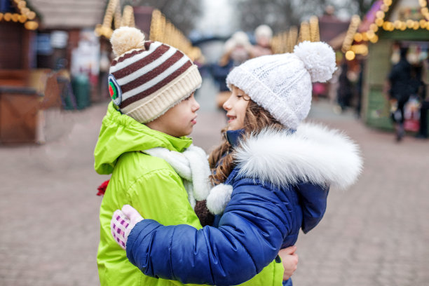 小男孩和小女孩在街上拥抱。友谊的概念图片下载