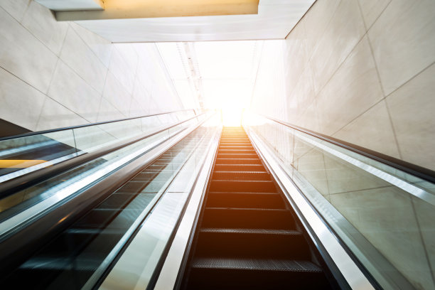 地铁站的自动扶梯图片下载