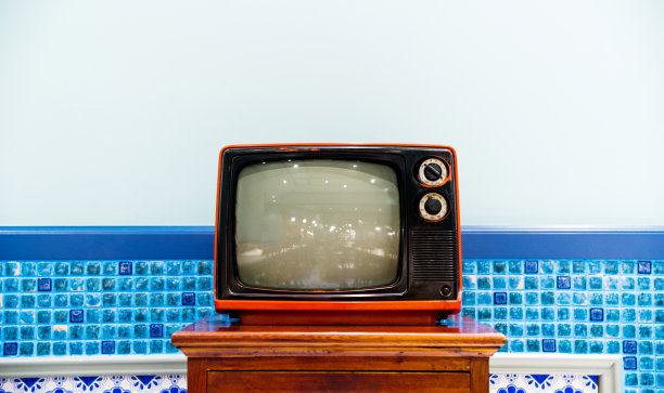旧电视放在木桌上素材图片