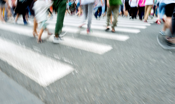 一群人走在人行横道上素材图片