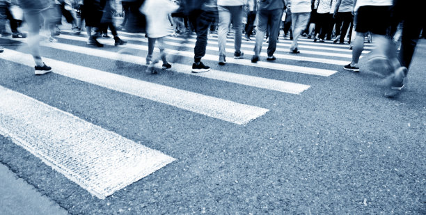 一群人走在人行横道上素材图片