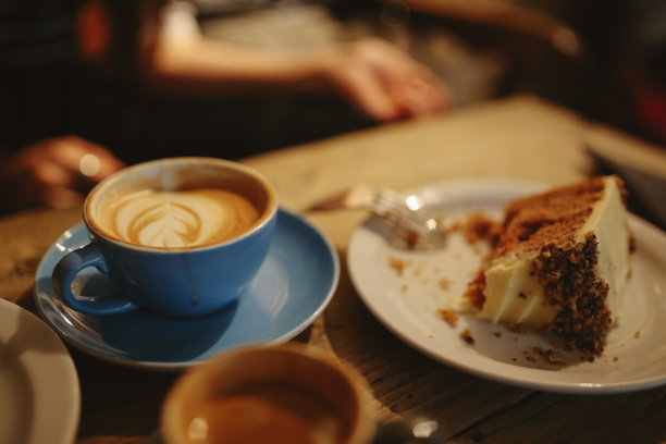 东伦敦的一家咖啡馆里，桌上放着咖啡和蛋糕图片下载