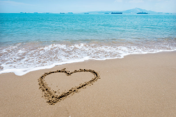 海滩上的心形素材图片