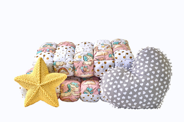 黄色针织五角星枕、白底拼布被、心枕图片下载