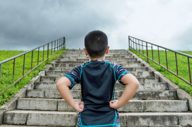 那男孩准备跑素材图片