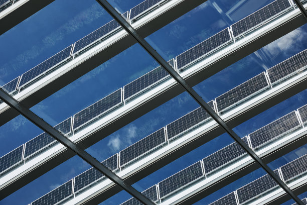 屋顶装有太阳能电池板的玻璃建筑图片下载