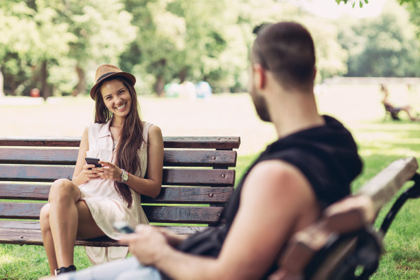 美丽的人们在公园里调情图片下载