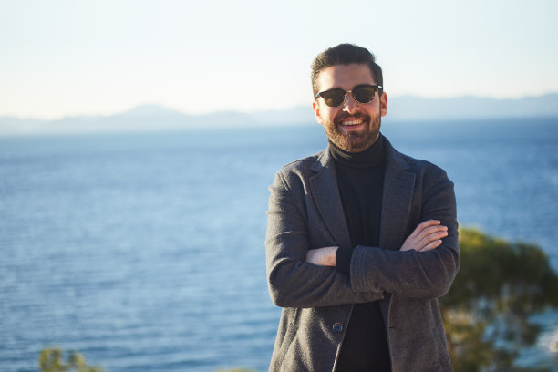 一个年轻的商人看着相机图片下载