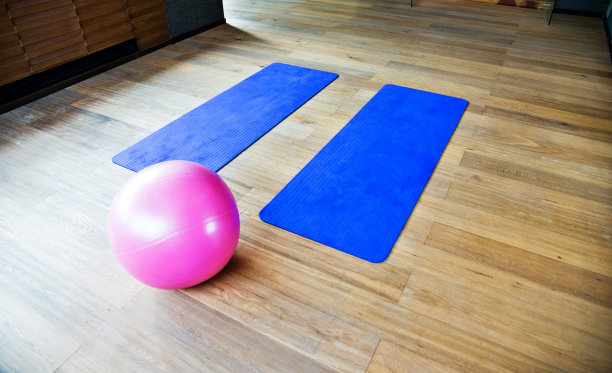 运动垫和健身球图片下载