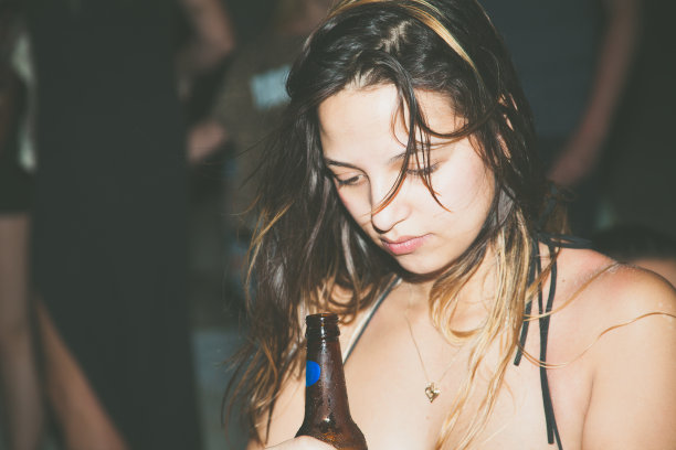 音乐会上的女孩图片下载