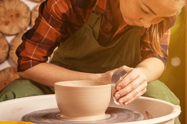 波特雕刻着一只深碗图片下载