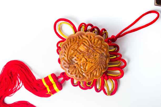 白色背景上的月饼和中国结素材图片