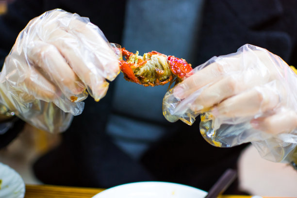 戴塑料手套的女人吃小龙虾素材图片