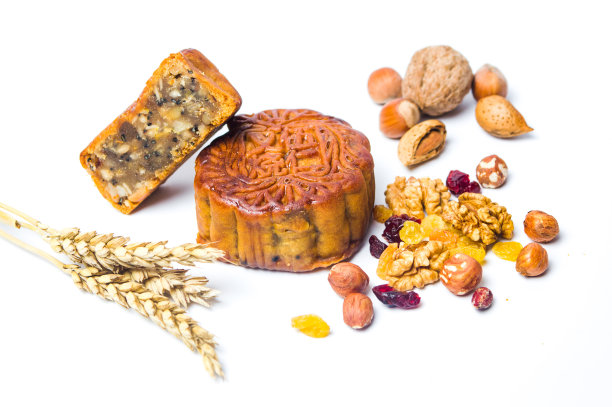 传统自制月饼与榛子核桃葡萄干隔离图片下载