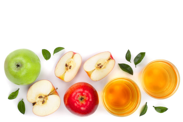 苹果与果汁和叶子孤立的白色背景与复制空间为您的文本。前视图。平躺模式图片下载