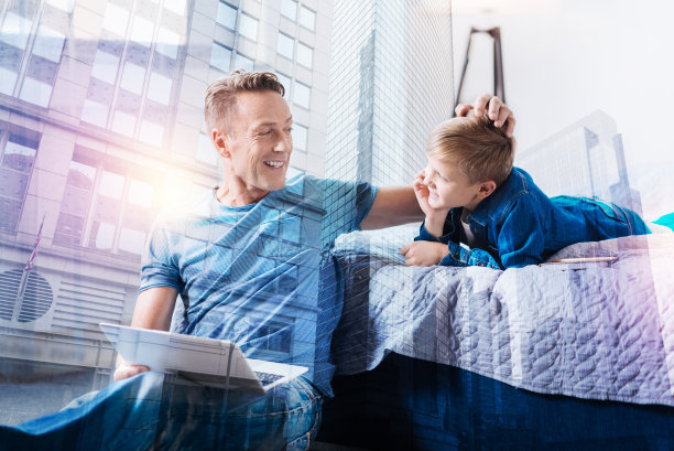 快乐的父亲看着他的儿子图片下载