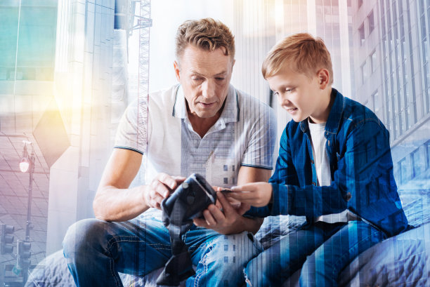 自信的男性拿着无线设备图片下载