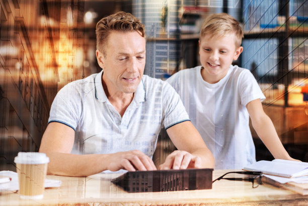 细心的男性用他的小玩意工作图片下载