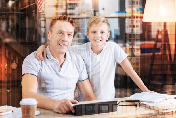 友好的父子站在城市的周围图片下载