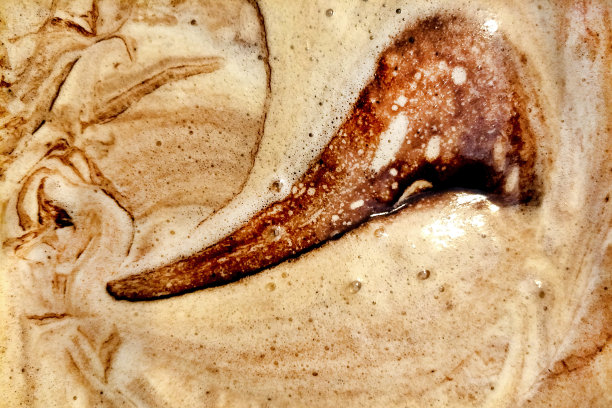 质地融化的巧克力与蛋黄海绵混合制成巧克力蛋糕图片下载