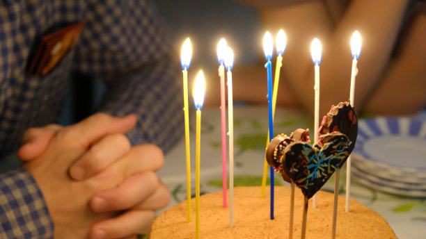 一张简单的家庭生活的照片，生日蛋糕和蜡烛图片下载