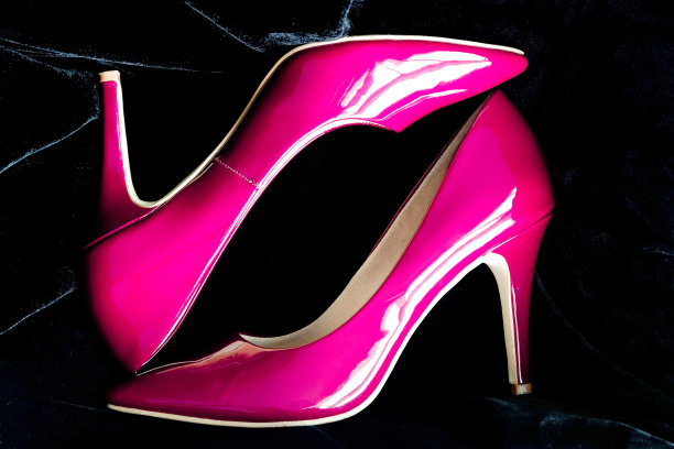 高跟鞋时尚一双红色的高跟鞋在丝绸盒子。奢侈时尚概念图片下载