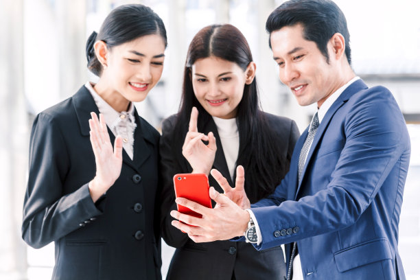 业务团队在智能手机上召开视频会议图片下载