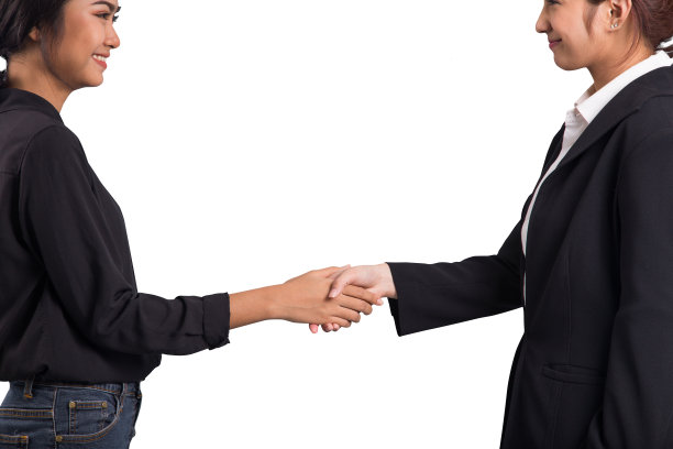 两名亚洲妇女在白人背景下握手示意结盟图片下载