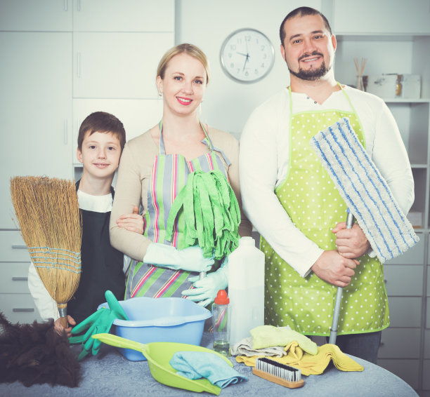 家人穿着衣服，站着打扫图片下载