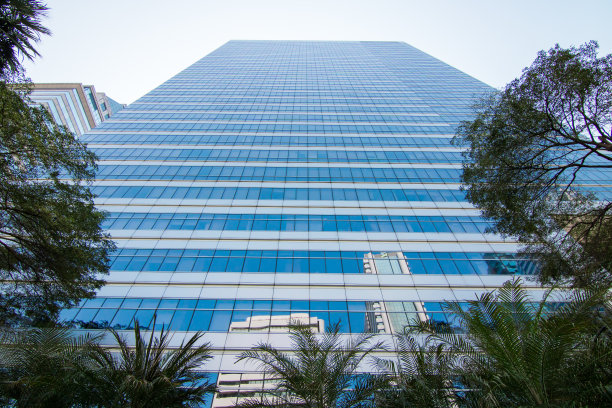 绿色办公和建筑理念，良好环境，健康工作者图片下载