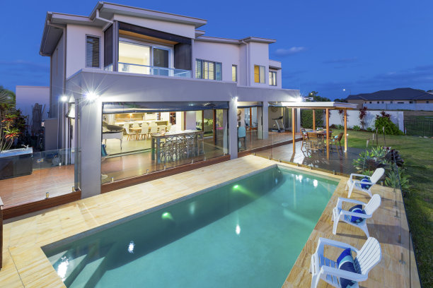 带有游泳池的现代多层住宅外部图片下载