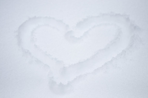 手画心形在新雪图片下载