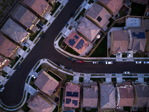 郊区的屋顶素材图片