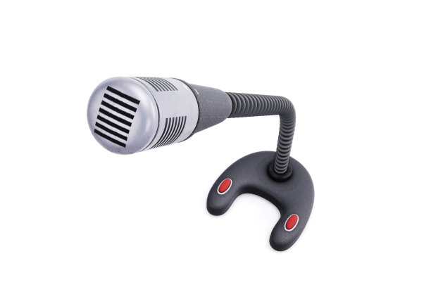 白色背景上的讲台麦克风特写3D渲染图素材图片