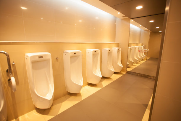 公厕内的小便池图片下载