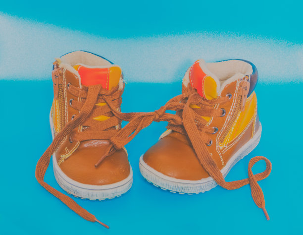 蓝色背景上，系着两只童鞋图片下载