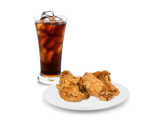 脆脆的肯德基炸鸡在白色的盘子和新鲜的可乐孤立在白色的背景图片下载