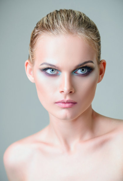 工作室美女拍摄:特写可爱的小女孩图片下载