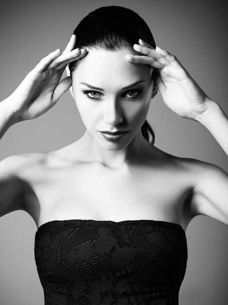 工作室时尚拍摄:美丽的年轻女子肖像。黑色和白色图片下载