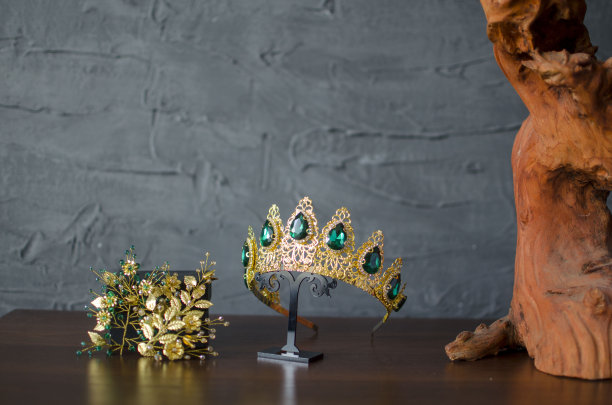 金色时尚皇冠，镶嵌绿色宝石。黄金皇冠皇室珠宝图片下载