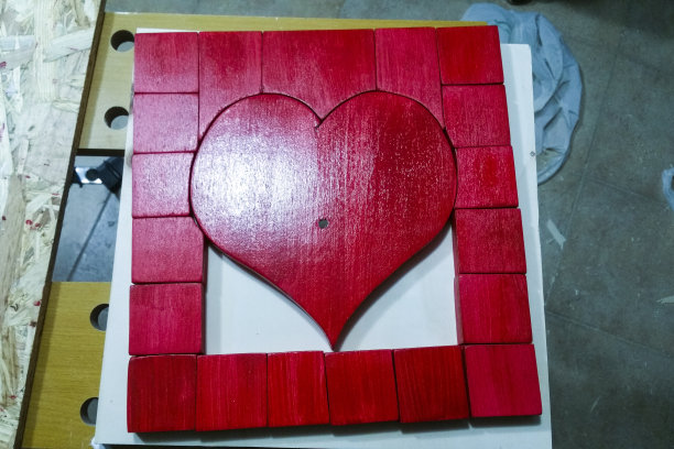 自制的情人节木制红心时钟-顶视图图片下载