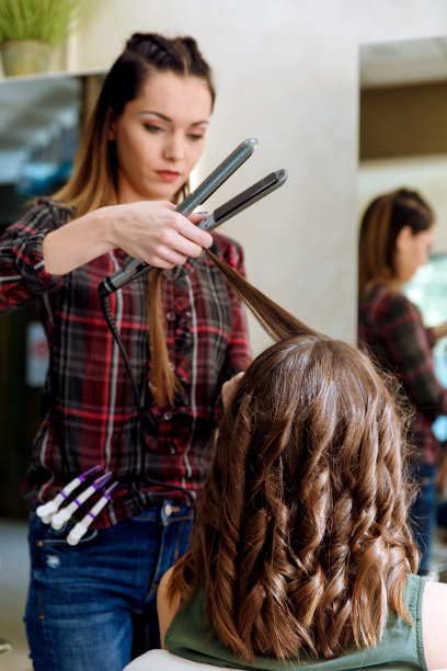 发廊内的工作日。图片下载