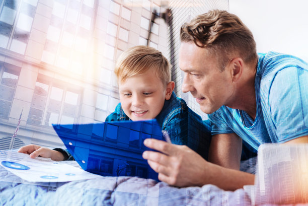 细心的父亲帮助完成任务图片下载