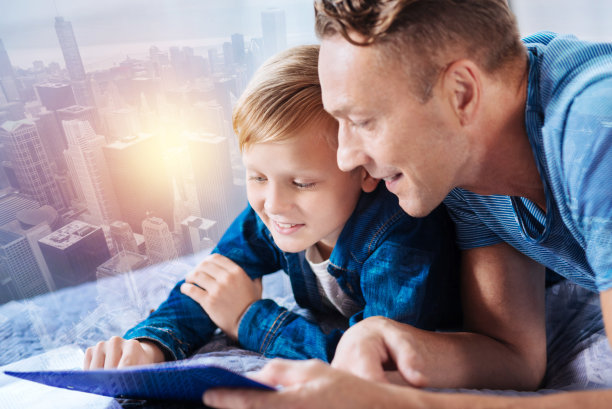 细心的男性在看文件夹图片下载