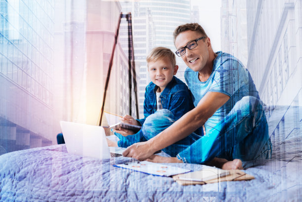 快乐的金发男孩在做笔记图片下载