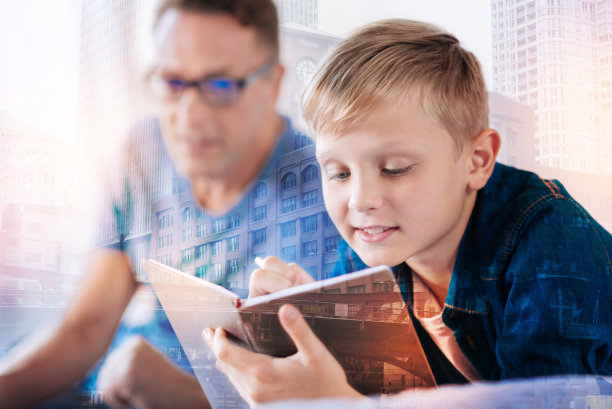 专心读书的男孩图片下载